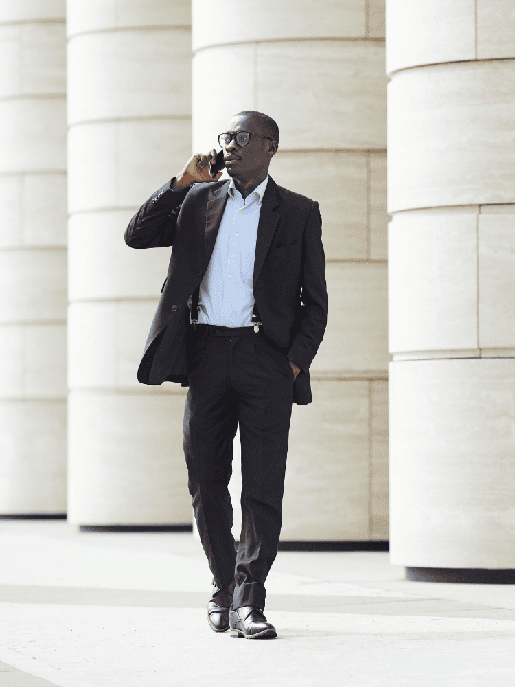Discreet VIP Protection for Executives in Public and Corporate Environments Senior executive walking through a corporate environment, representing discreet VIP protection and risk management during professional activities.