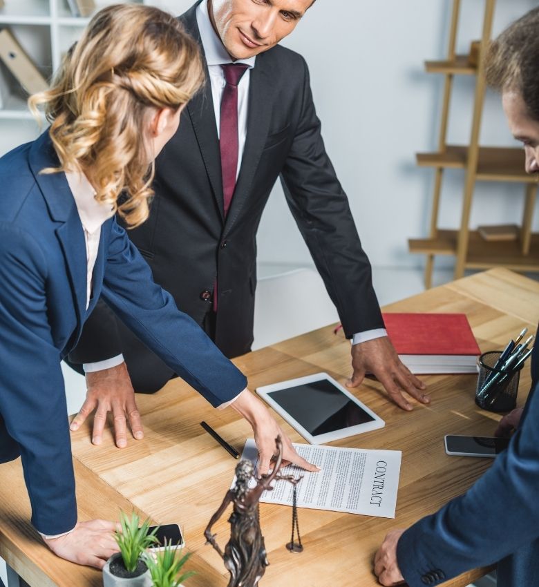 Litigation Support Consultation and Contract Review Legal professionals reviewing a contract during a litigation support consultation, reflecting forensic investigation, evidence analysis and court-ready case preparation.